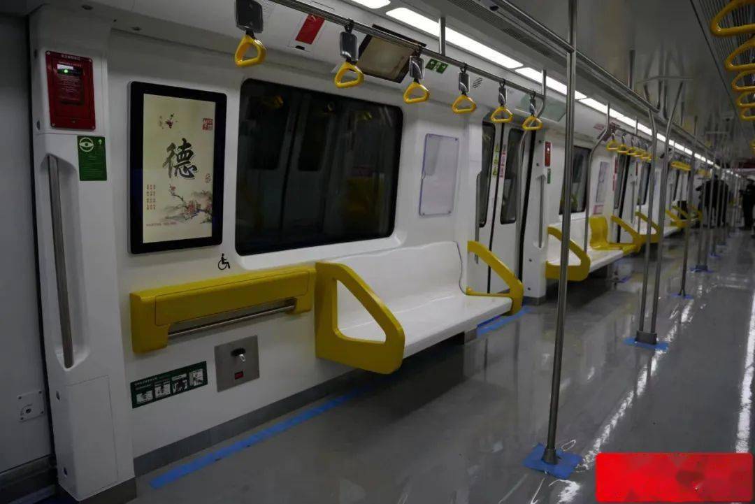 西安地铁8号线列车惊艳亮相!车厢更宽,还能给手机无线充电,一起来看