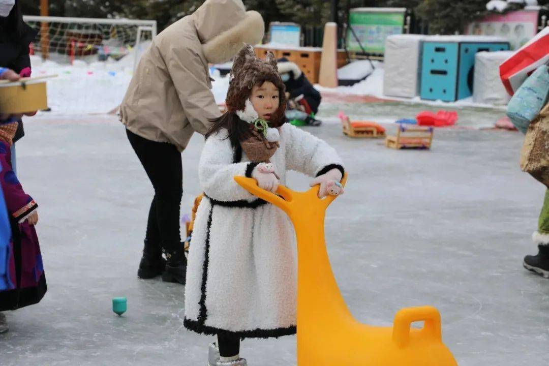 中,所有师幼和家长们共同围绕在篝火旁载歌载舞,海拉尔区民族幼儿园"