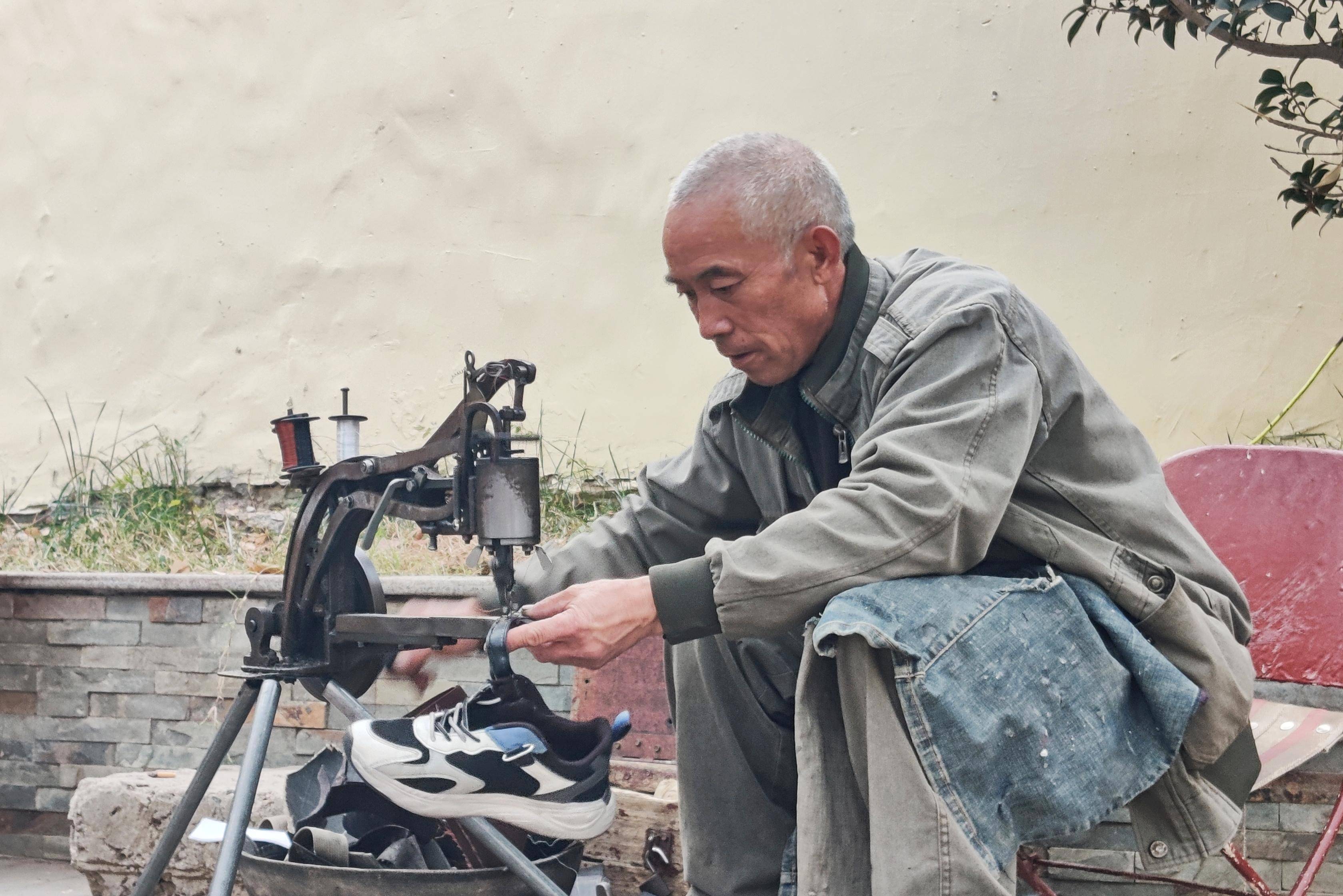 据了解,修鞋师傅赵景海在年轻时因为没有外出打工的机会,便自己慢慢