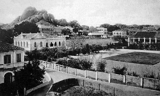 了前来观战的人每到周六下午球队每周三,周六下午固定训练校队以虎,豹