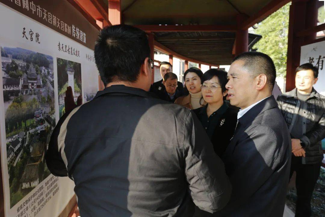 摄)在南充调研期间,陈建春与市委副书记,市长尹念红,西华师范大学党委