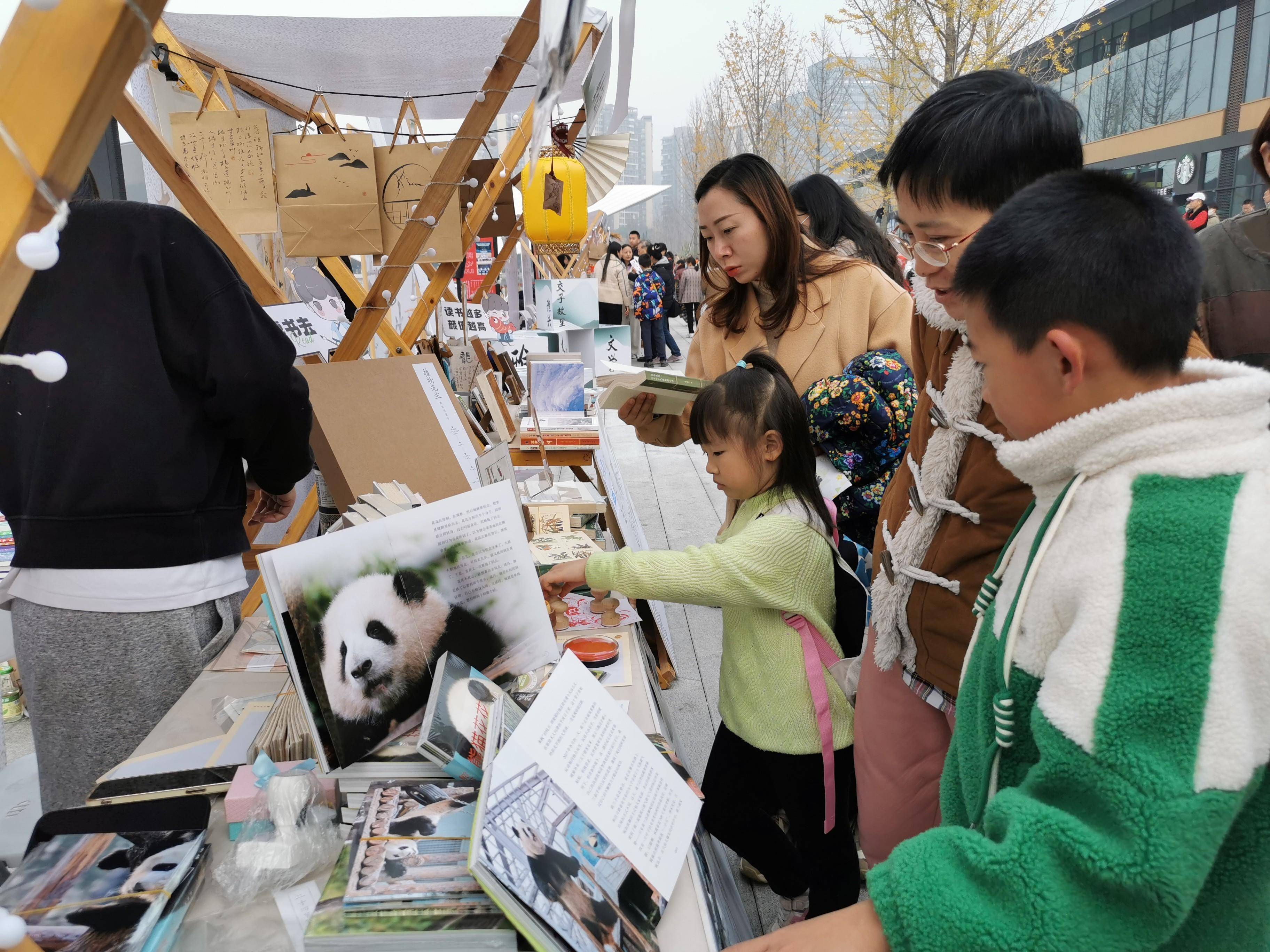 和萌兰的画册,这些图片都是独家的,只有画册上看得到,很有收藏价值