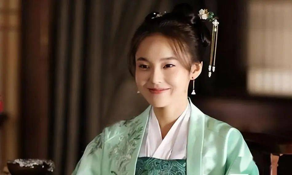 "冻龄女神"张佳宁:拒绝认亲父,百万豪宅送母,出道14