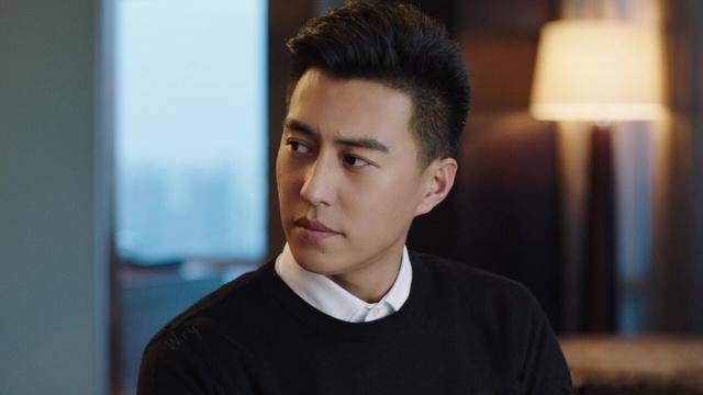 48岁靳东发福照片曝!胖如换头,帅气老干部变"油腻老大叔"