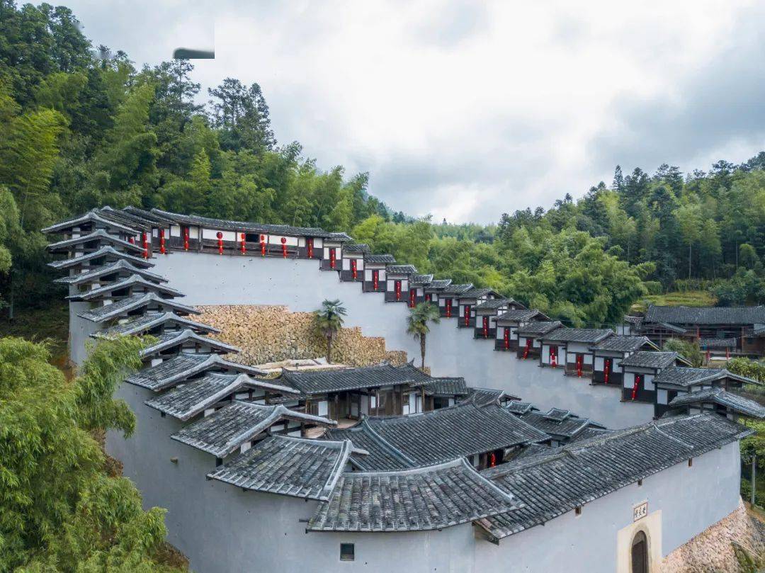 居住形式别致的这里有"土堡之冠首"(图源:图虫创意)▼永安槐南安贞堡
