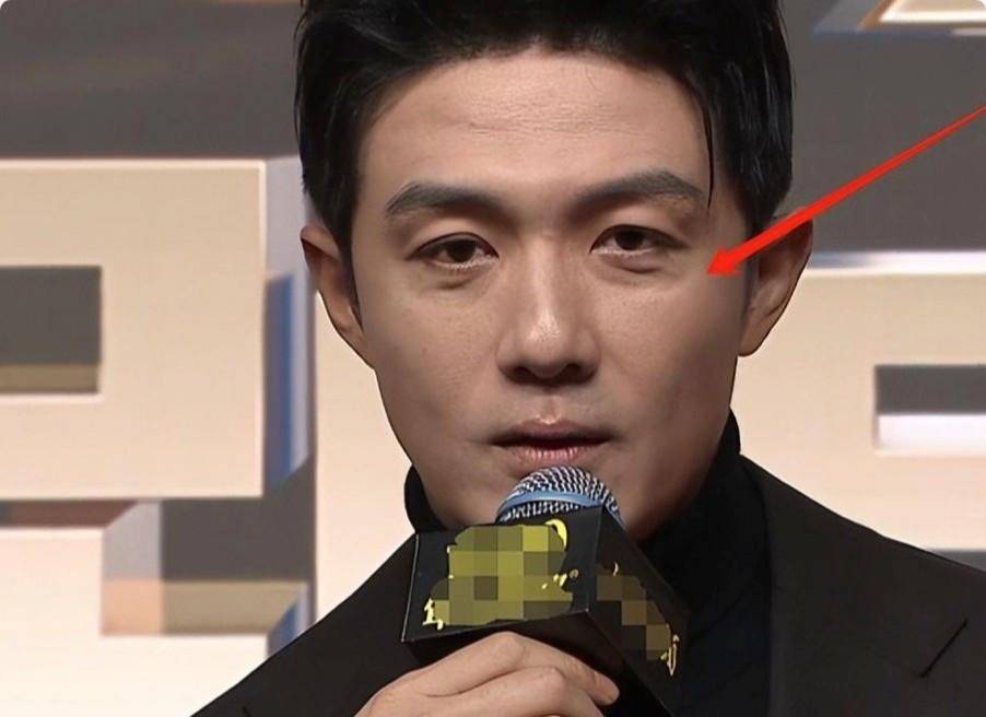 眼纹遮不住,整个眼窝子看起来很是憔悴,再加上那隐隐若现的抬头纹