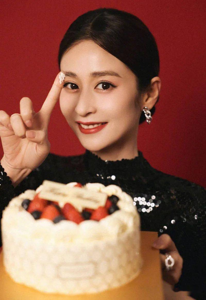 颖儿一袭黑裙 戴王冠嘟嘴卖萌娇俏可人_照片_生日_来源