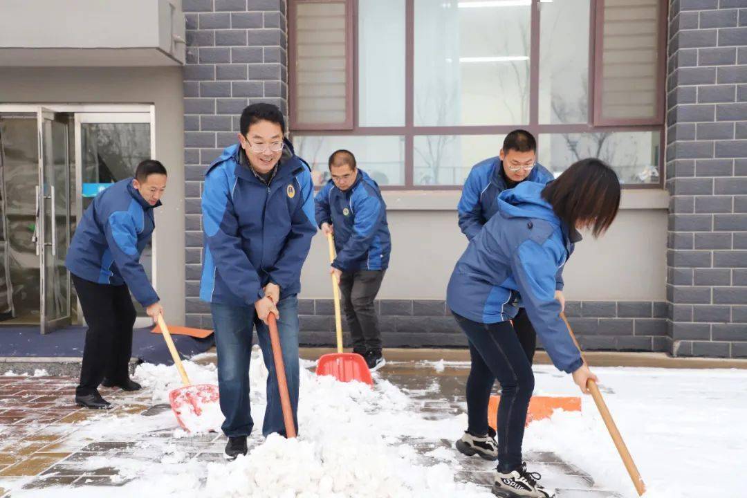 中学生扫雪照片图片