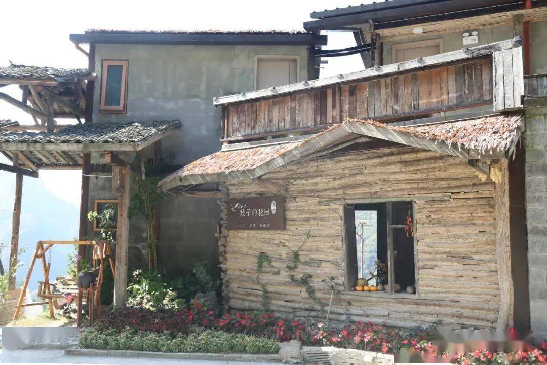 枝子的花园坐落于木鱼镇红花坪村木瓜园民宿集群,共有10间客房,客房