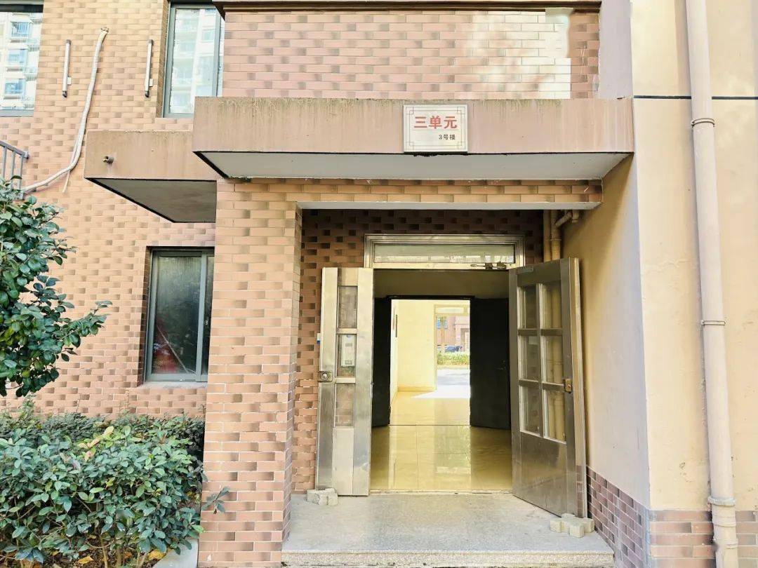 恬都花园6幢2单元楼道单元门口无车辆乱停放消防设施完好,无堵塞消防