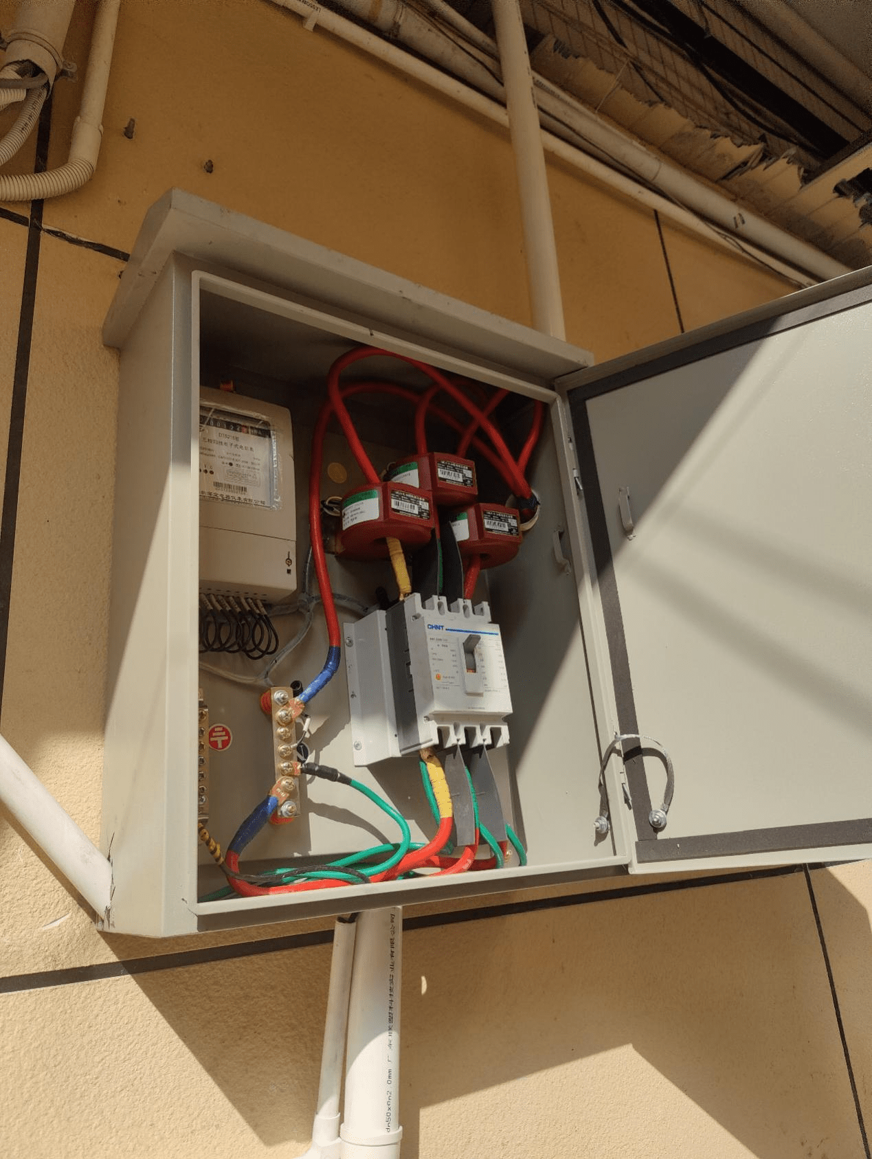 龙华一居民楼配电箱突然起火,网格员下班途中扑救_灭火_供电_互感器