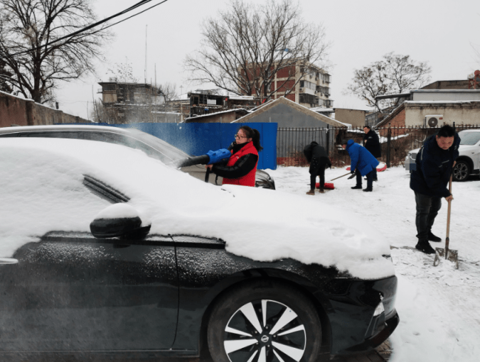 按照市住建委當天下發的《關於做好大雪降溫極端天氣住宅項目安全生產