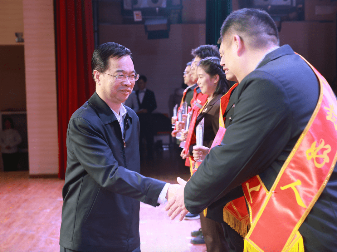好人"故事汇演暨"文明365 开封好人榜"发布活动举行_节目_亲人_王艳杰