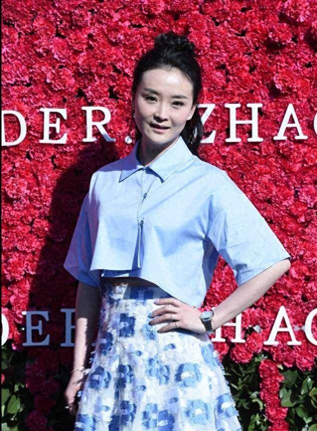 49岁王艳在2亿豪宅花园里跳舞,穿印花裙 扎丸子头,没野心照样美_时尚