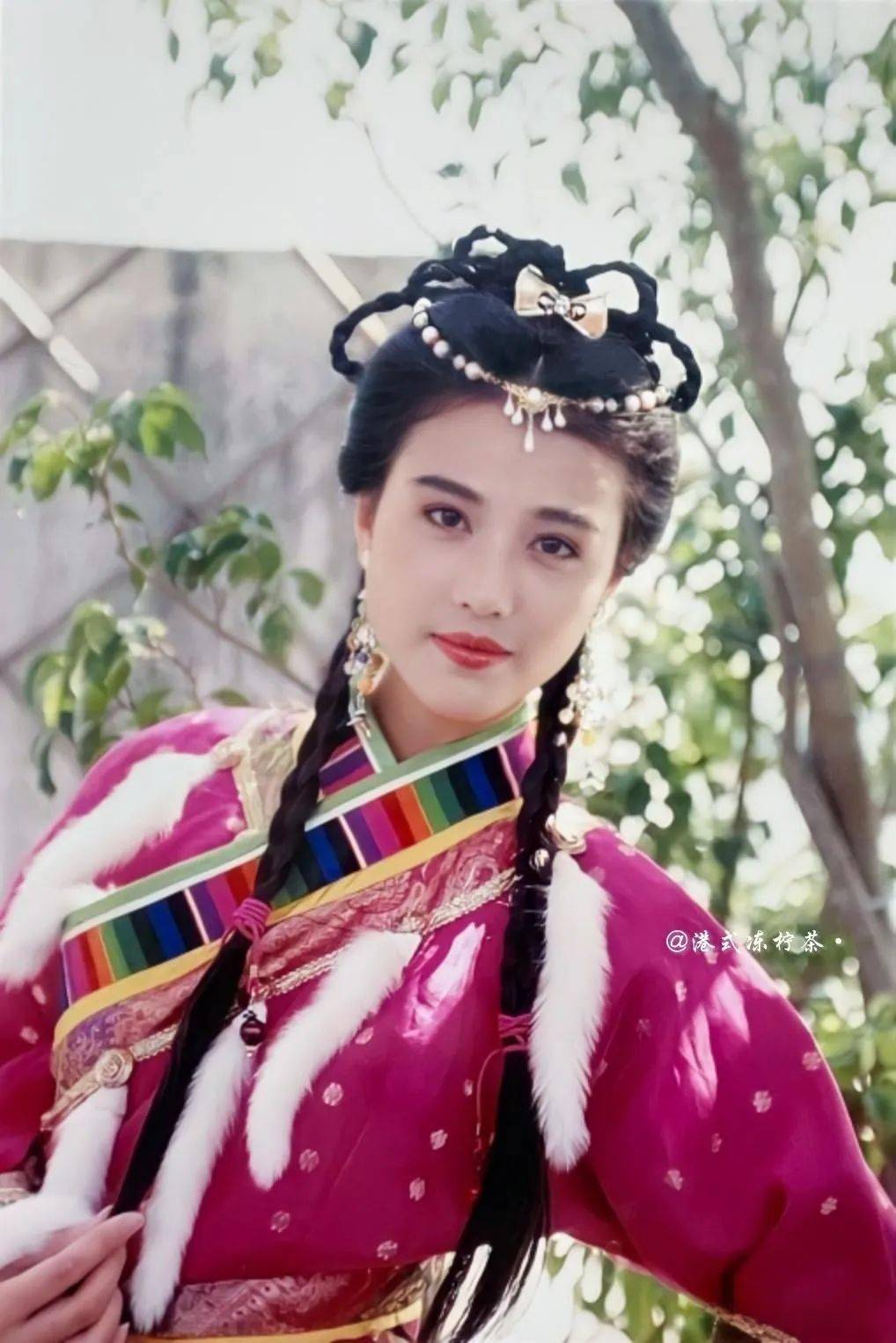 小时候在离岛区长大,成长于于石篱村及友爱村,曾就读于丽泽谭肇康纪念