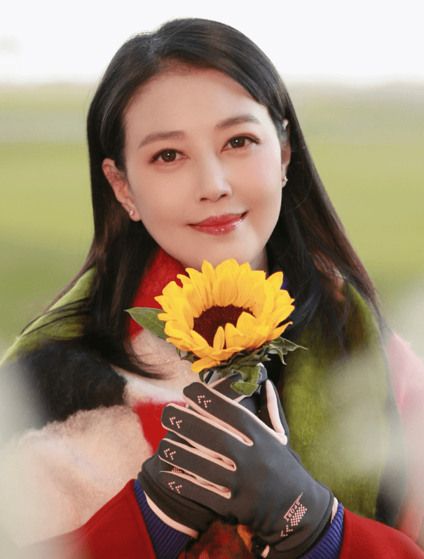 看了周海媚遗照戴的手套,才懂红斑狼疮每次复发对她来说都是重创_笑容