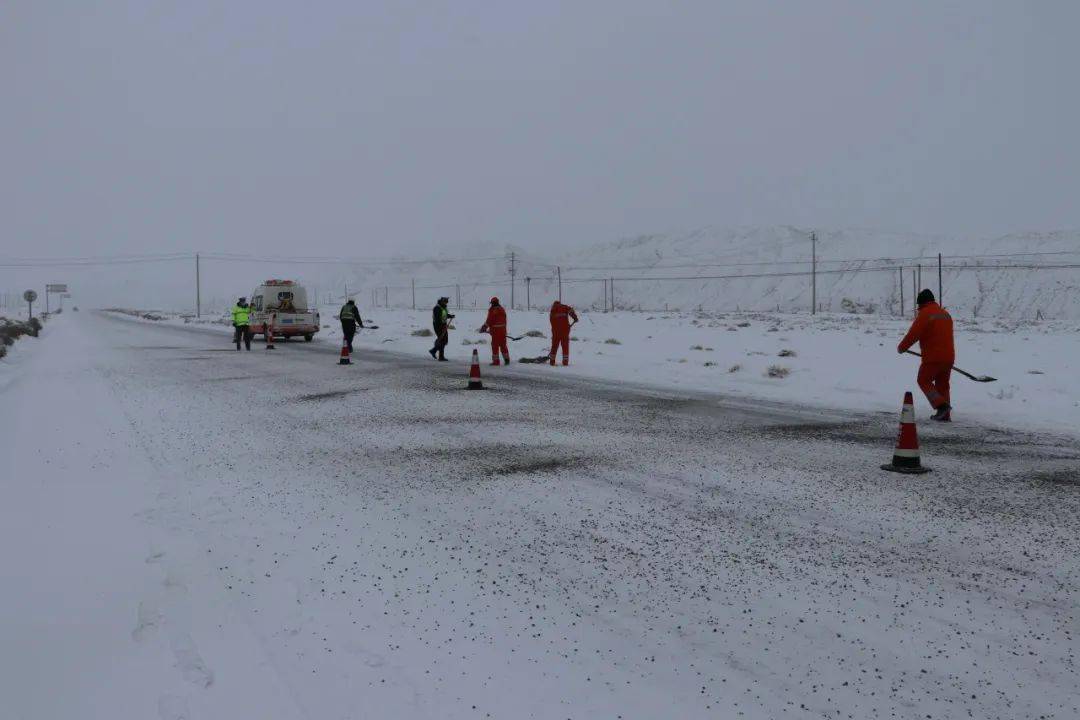 甘州公路段甘州公路段以雪為令,迅速啟動冰雪災害專項應急預案,按照