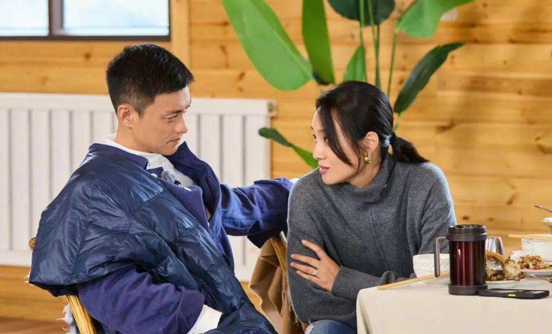 但周一围是专业演员,他信奉演员要跟观众保持距离,要让戏外的自己尽量