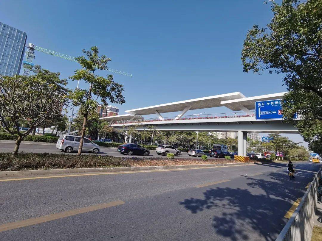 该人行天桥主要采用焊接钢架桥结构,两侧设有梯道和无障碍坡道,并各