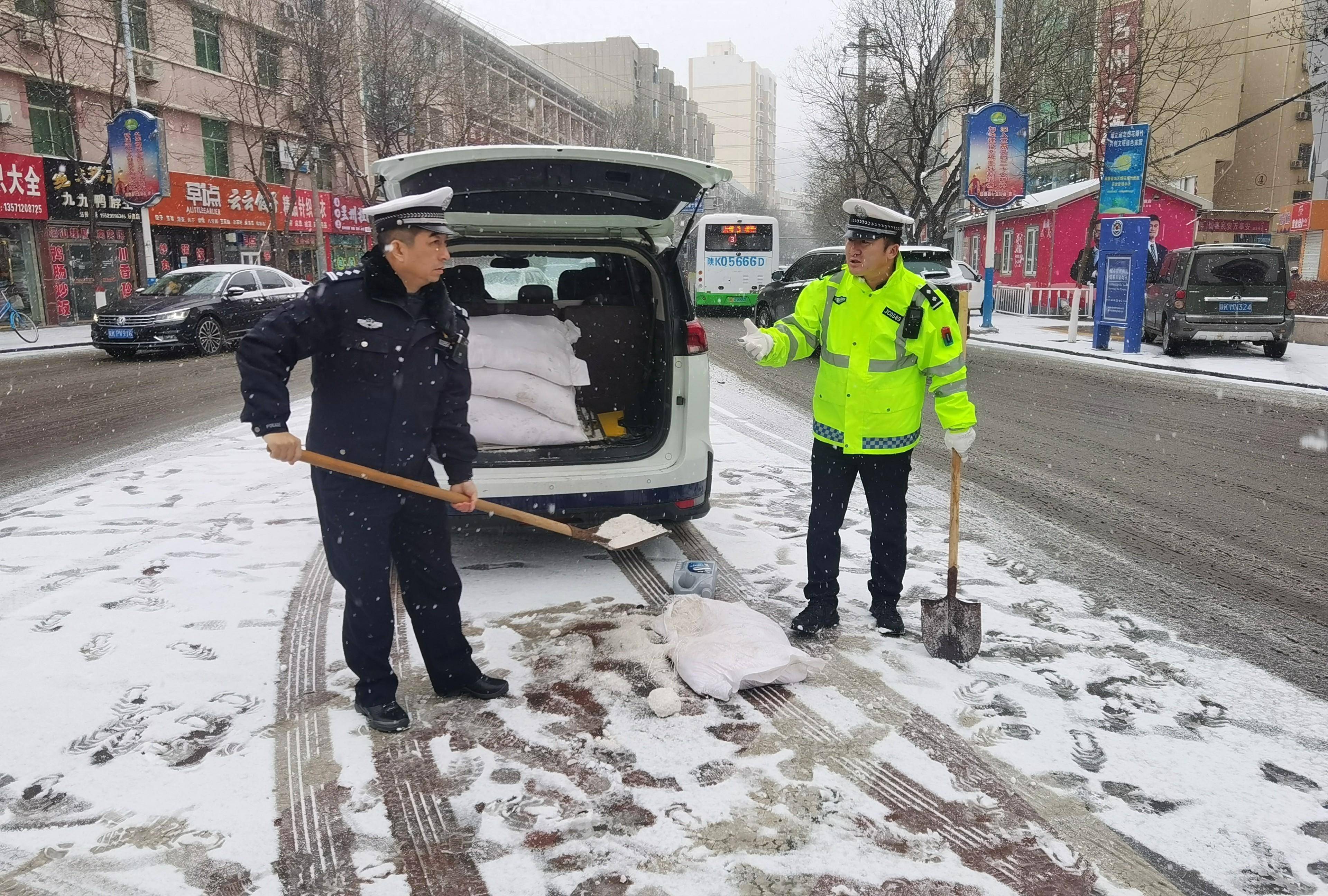 您的安全 我来守护:绥德交警雪中执勤 守护群众安全