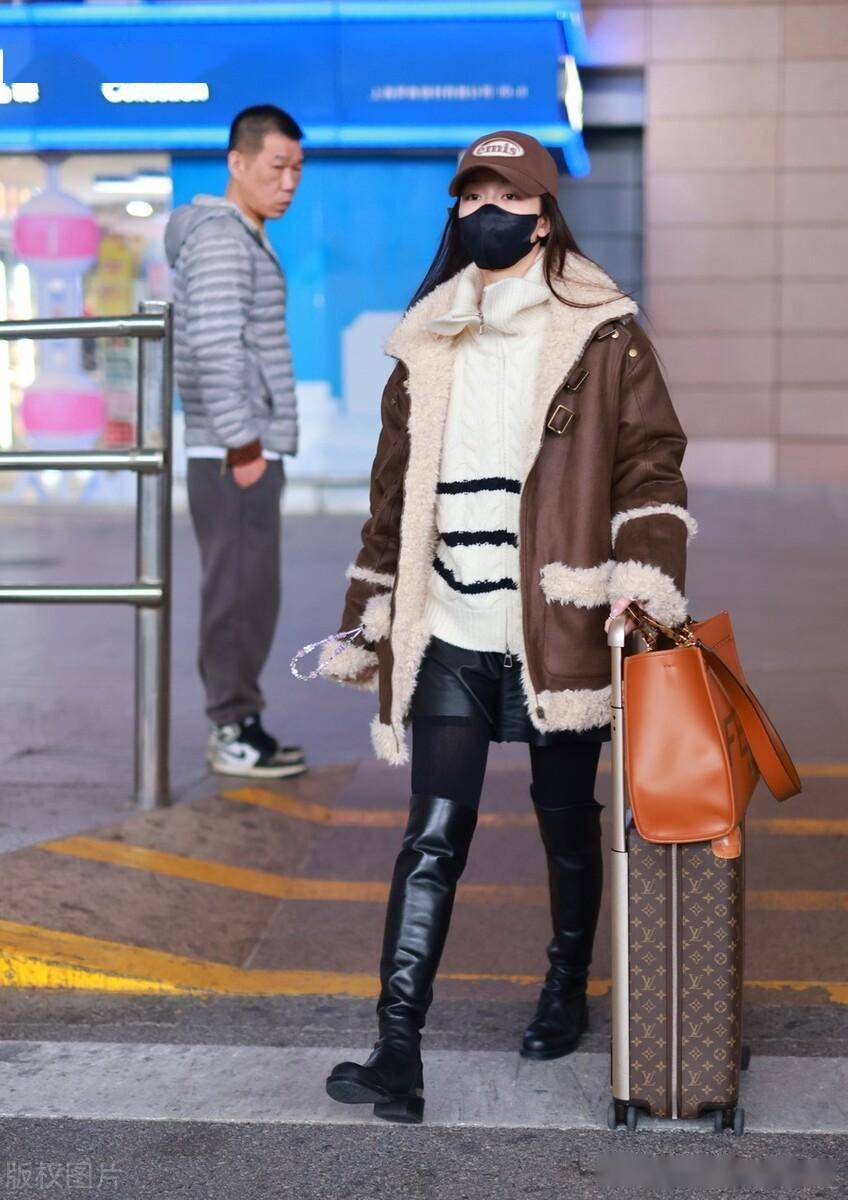 街拍:文咏珊拉链毛衣 棒球帽率性复古_外套_机场_皮毛