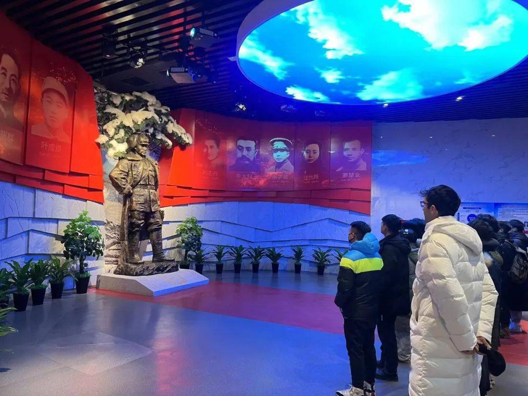 12月14日上午,参赛师生代表参观了海林市杨子荣纪念馆,一同学习侦查