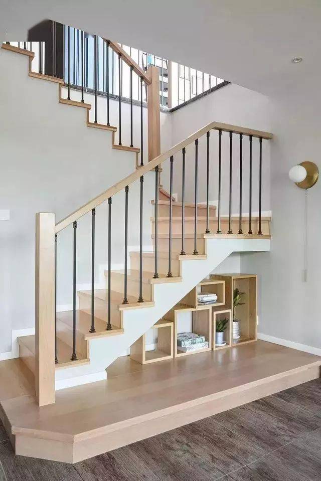 复式楼楼梯真是个好地方!下方能打柜子,旁边墙面能掏壁龛,实用!