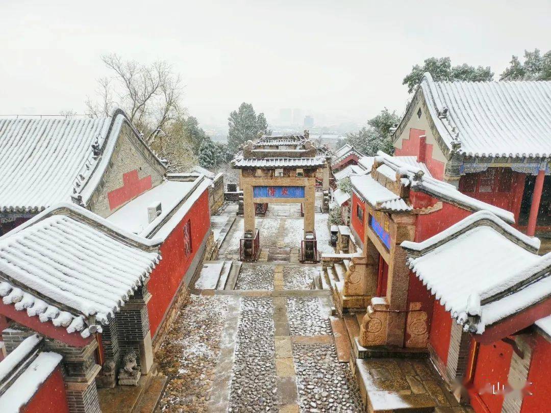皑皑白雪覆宫墙 红白辉映惹人醉_红门_泰山_景区