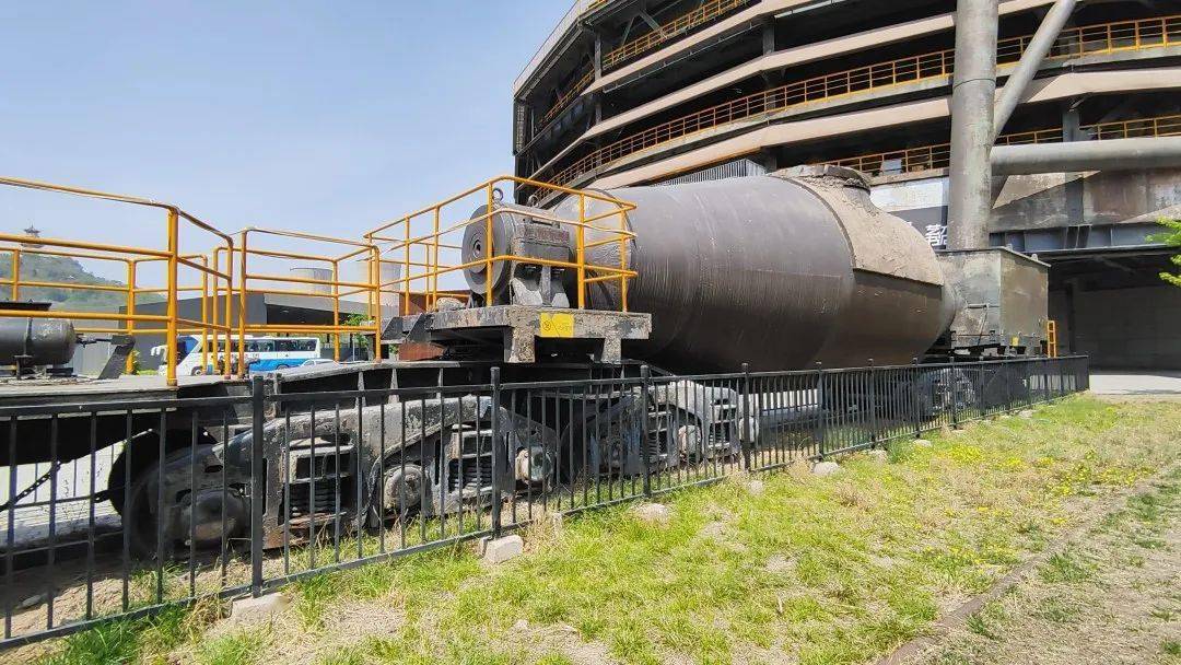 鱼雷罐车又叫混铁式铁水罐车,为首钢自主研发制造,是用来盛装和运送