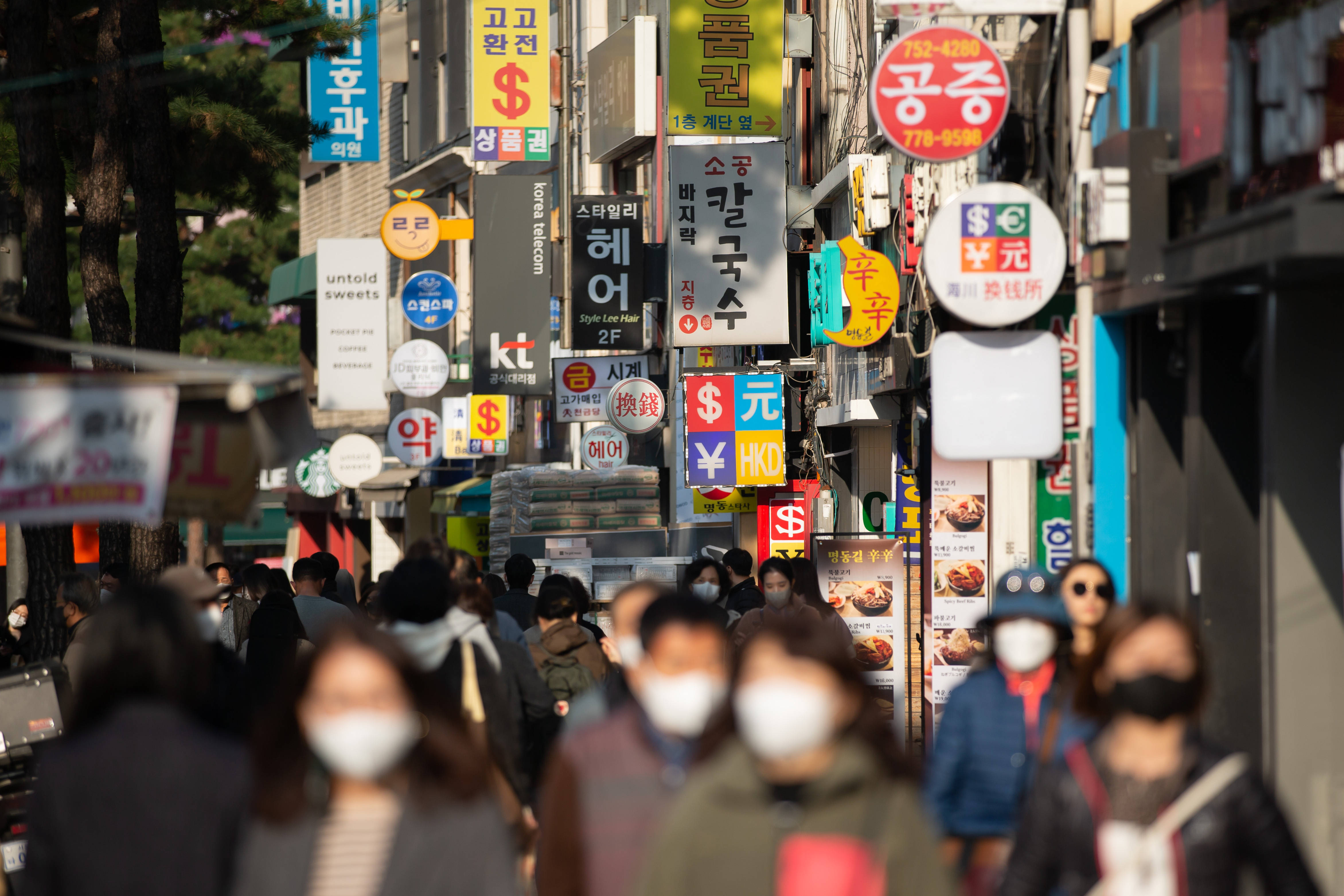 图为韩国首尔明洞街区街景