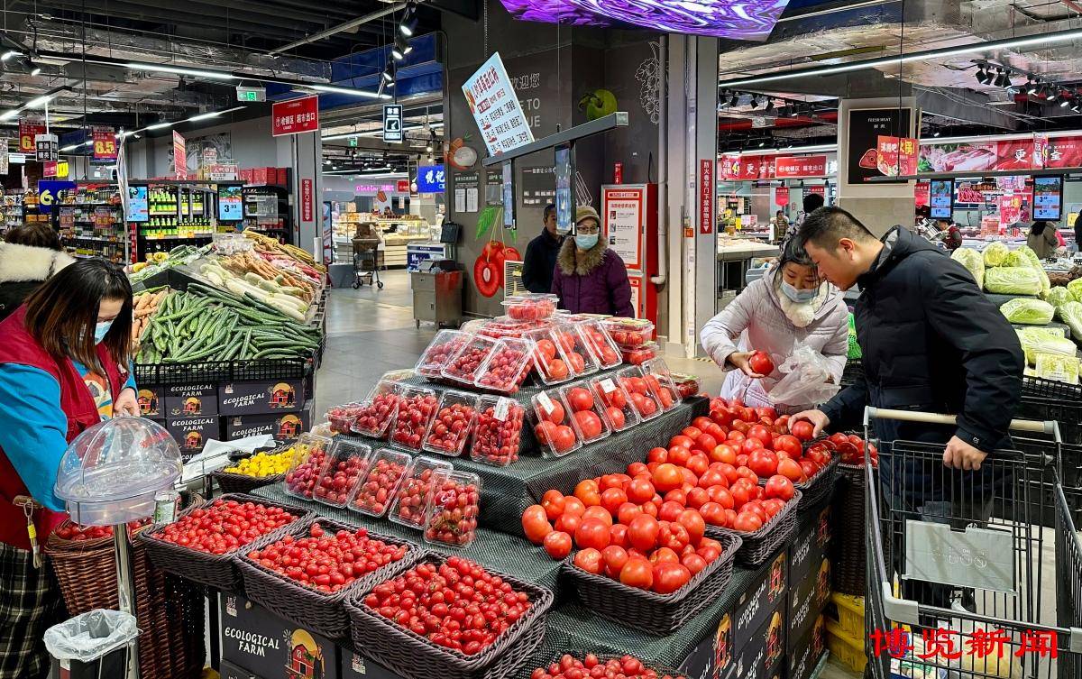 "12月15日上午,市民孙女士正在淄博商厦超市内选购西红柿.
