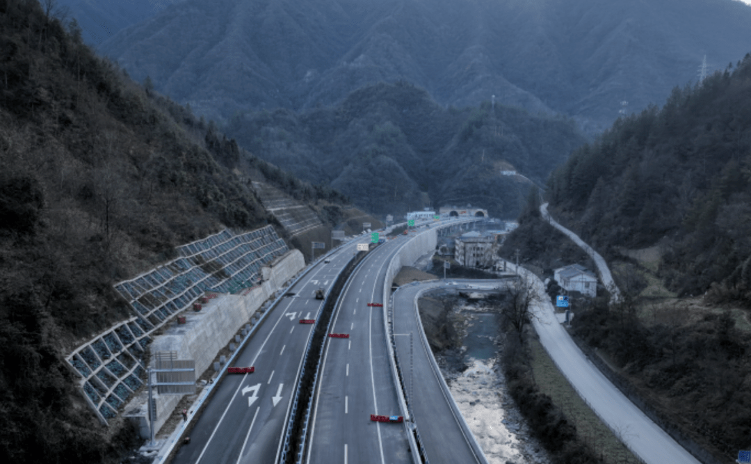 城开高速是g69银百高速的重要段落,是重庆市"三环十八射多联线"高速