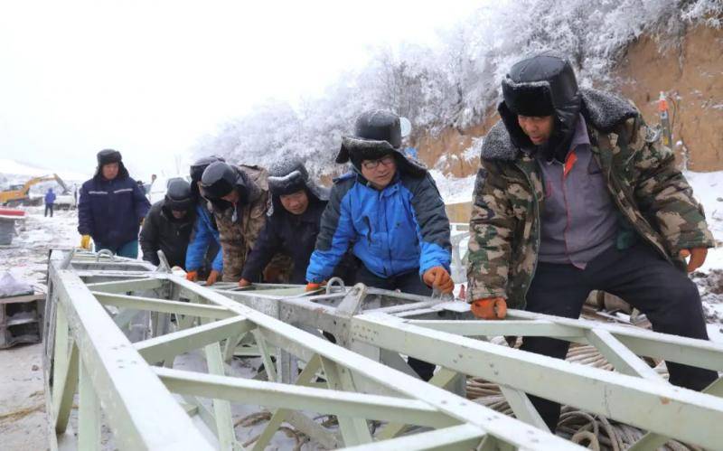 冰冻灾害致山西垣曲全县断电 目前仍在全力抢修中 首批救灾棉被已安全运抵 