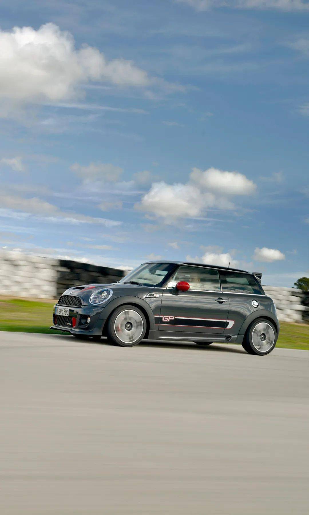 精彩手机壁纸,点击图片,长按保存图片,在手机"设置"中添加成桌面或