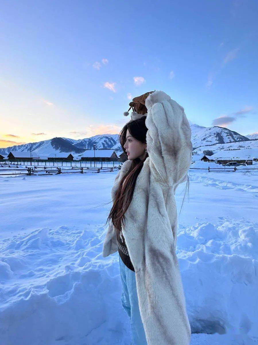 杨超越拍雪地美照 嘟嘴卖萌花式比心元气满满_开心_照片_来源