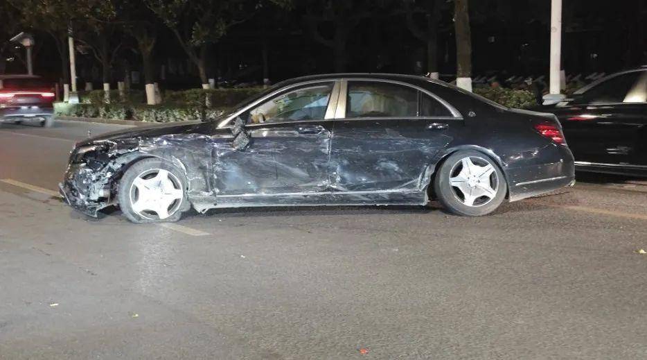 贵阳街头一辆迈巴赫撞上红旗,车辆碎片散落一地_事故_严重_车主