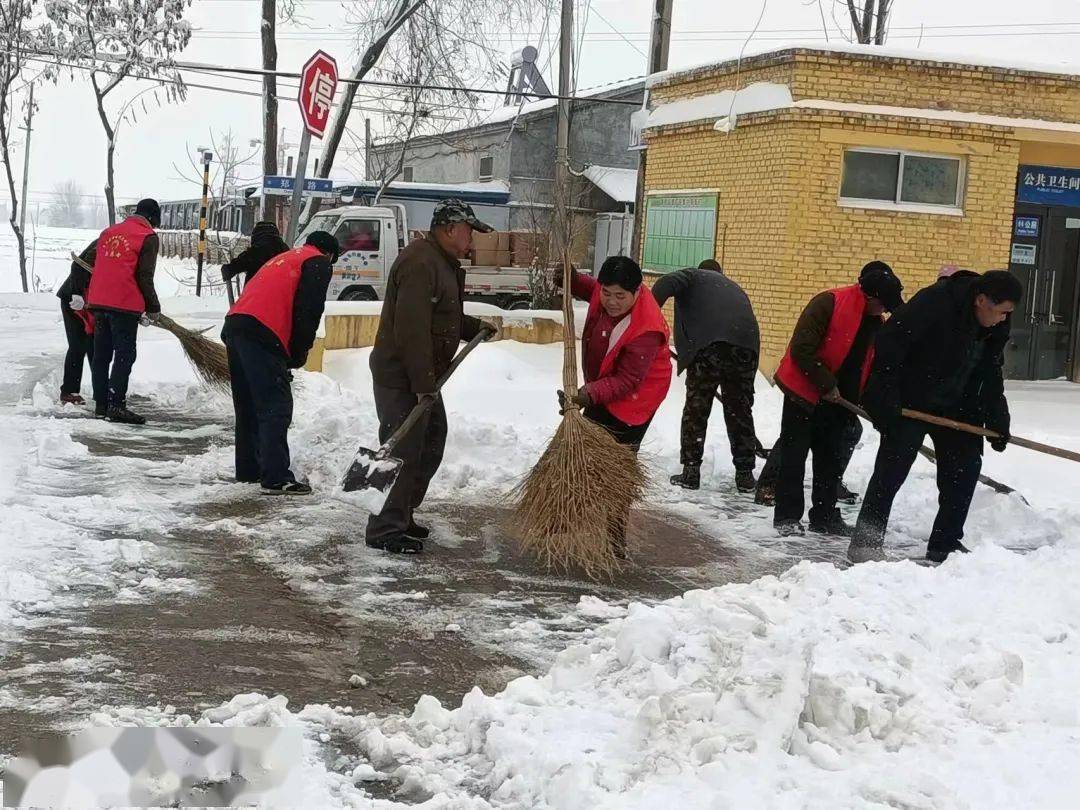 雙廟鎮雙廟鎮出動大型剷車,颳雪機等清雪機械,對各村主幹道和衛生院