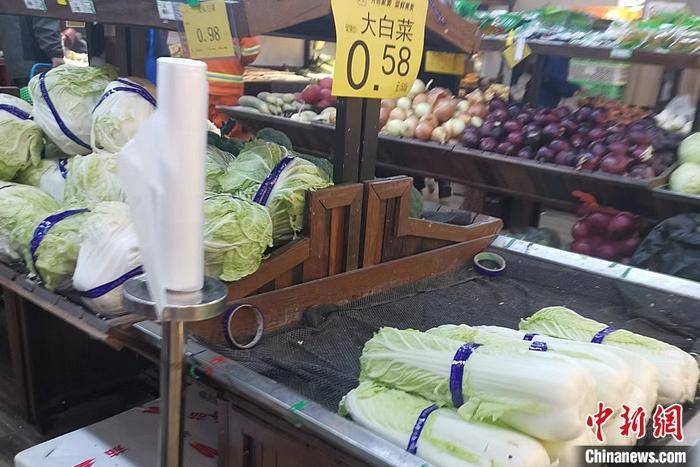 几块钱买一堆菜，今冬蔬菜为何跌出“白菜价”