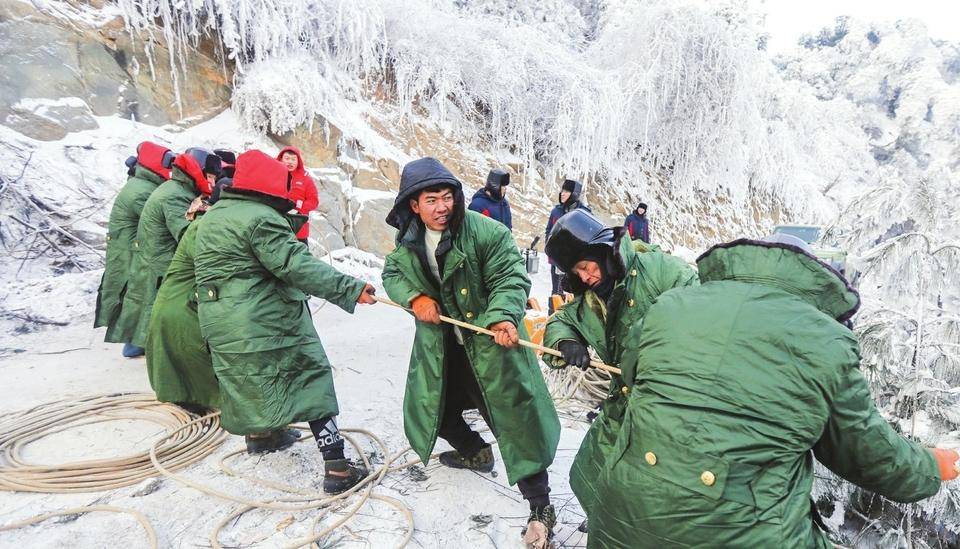 "连日来,受连续暴雪,低温天气影响,闻喜县堡子上村山上的220千伏桐垣i