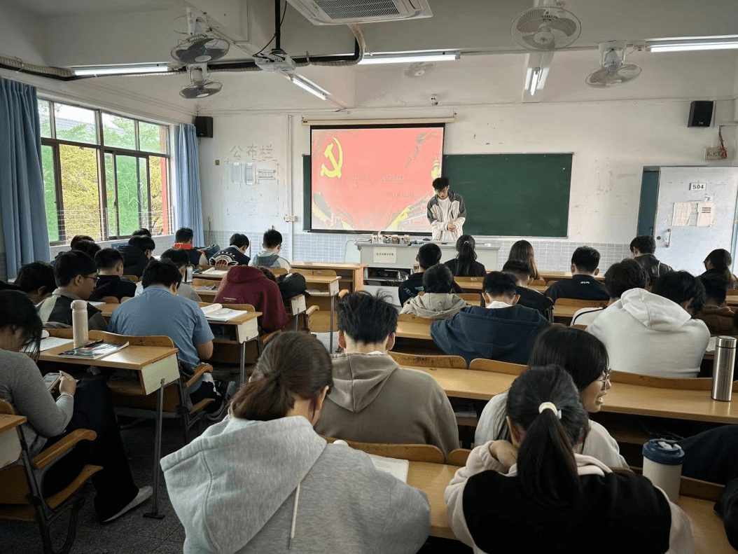 各位同学讲述了对党的认识、入党动机以及党组织纪律的严明性，进一步认识了中国共产党的领导地位