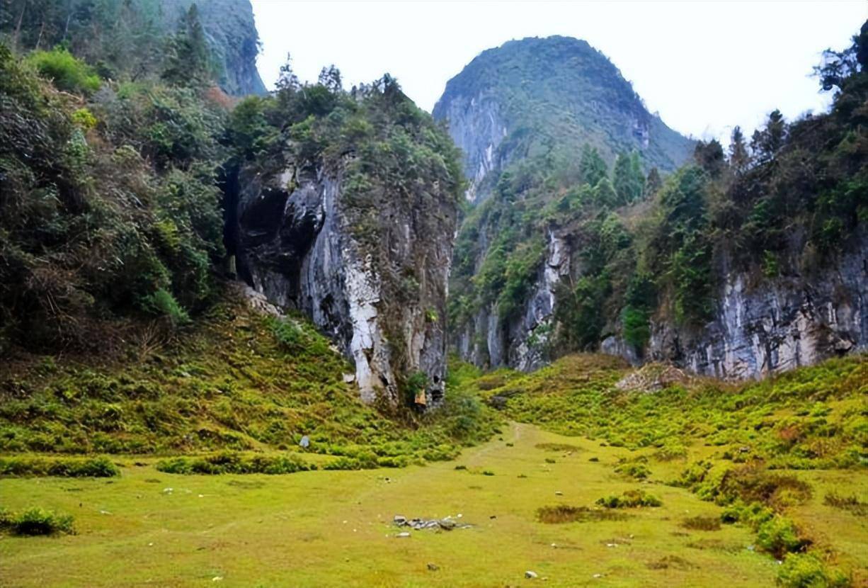叫清江古河床经典户外徒步地在恩施,有个叫巴东大面山鸟瞰千山万水的