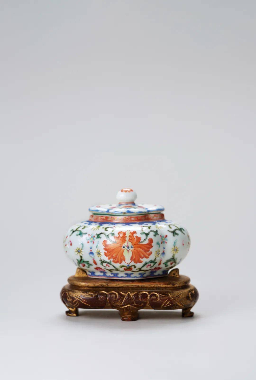 lot1131清乾隆 · 洋彩缠枝宝相花纹连盖水盂款识:"大清乾隆年制"六字