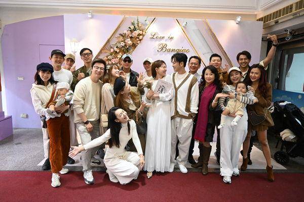 小薰,郑人硕合体!撇分手传言 见证张书伟,谢京颖登记结婚_祝福_穿着