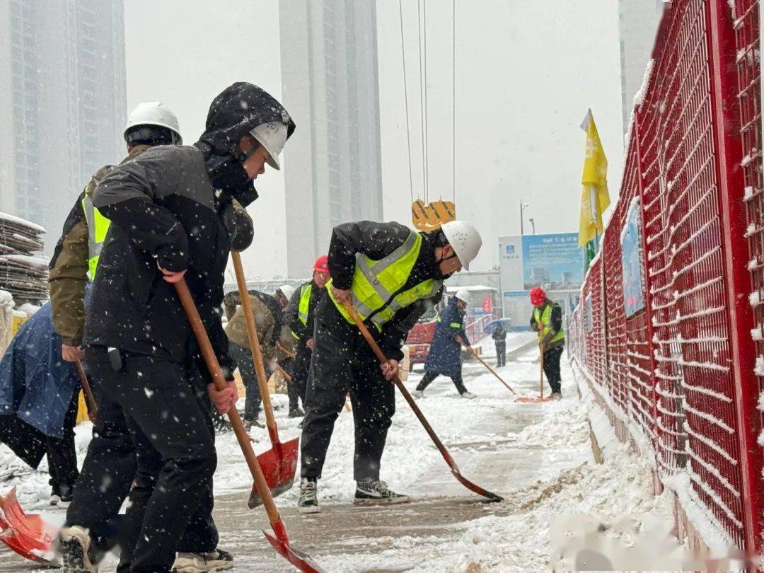 合肥林湖园项目△安徽公安学院项目下面跟蓝宝一起看看工地上的雪景吧