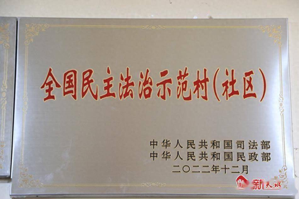 不遠處寬廣整潔的村黨群服務中心裡,不時傳來孩童們打籃球,打乒乓球