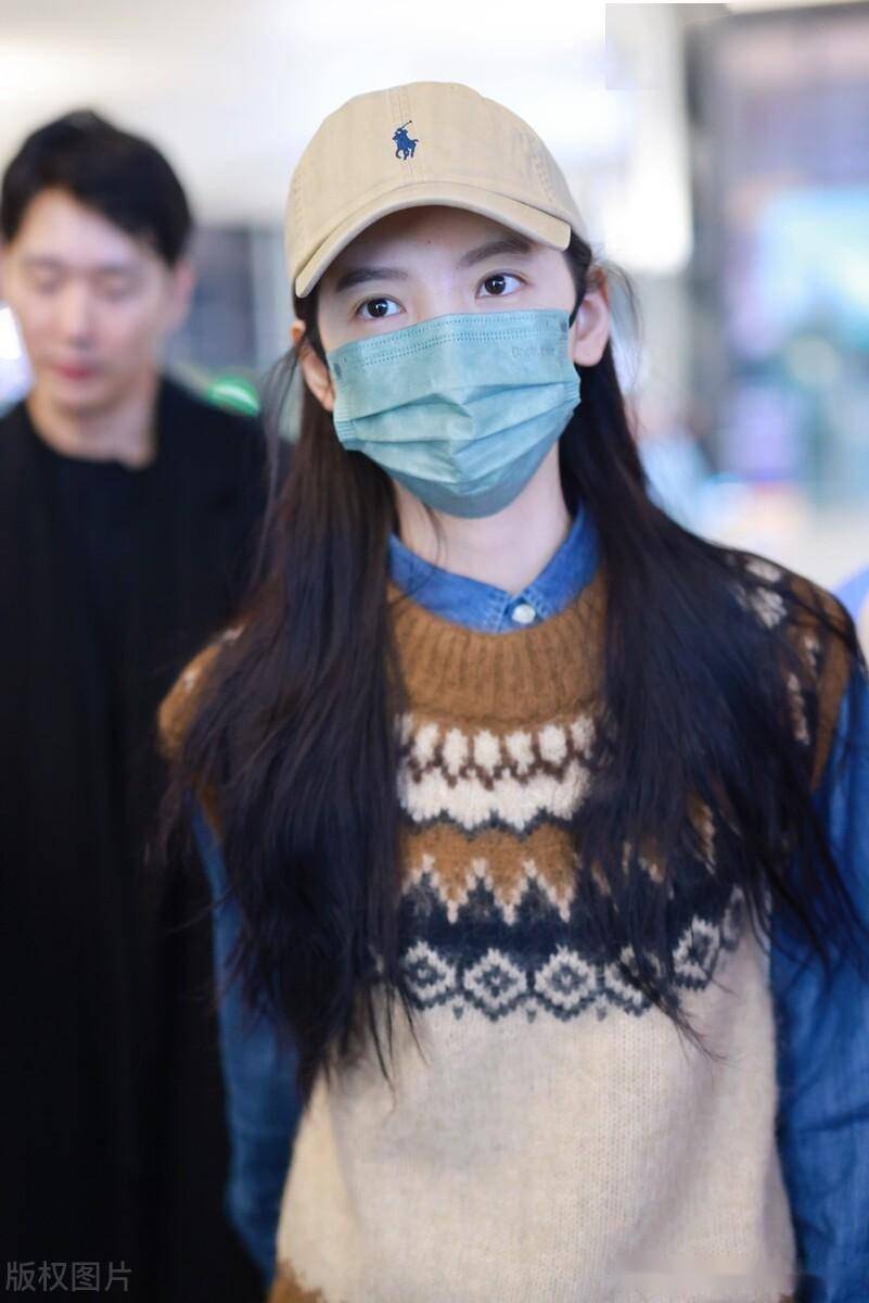 章若楠现身上海机场,针织背心搭配牛仔套装青春洋溢