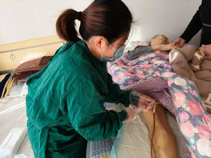 膀胱高度充盈,家人发现后带老人去医院就诊,保留导尿后回家休养