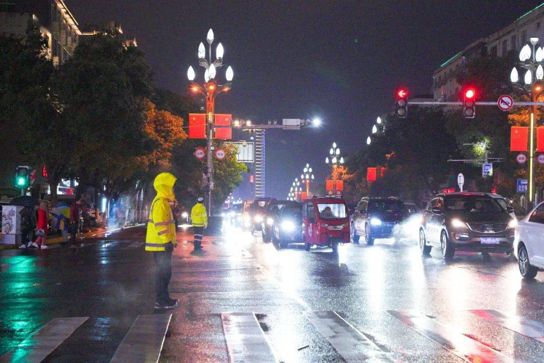 廬山市冰雨天,有人在街頭拍下這一幕幕···_天氣_路面_方向