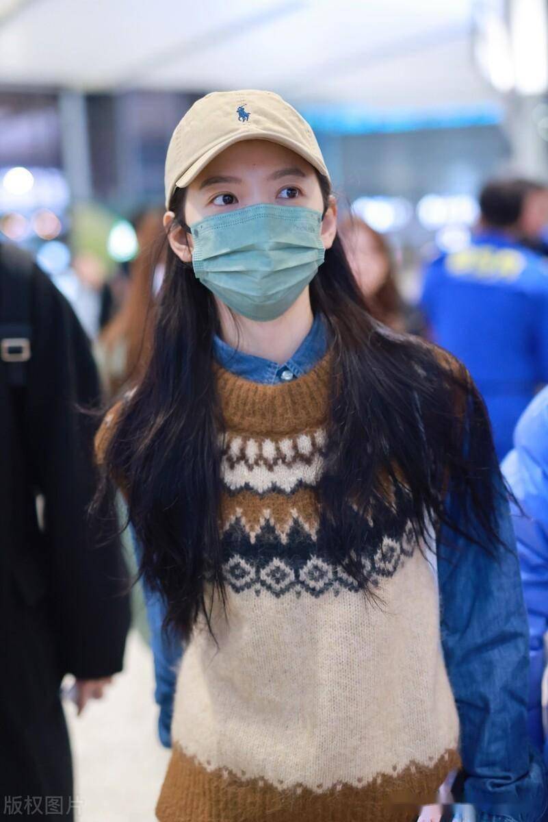 章若楠现身上海机场,针织背心搭配牛仔套装青春洋溢