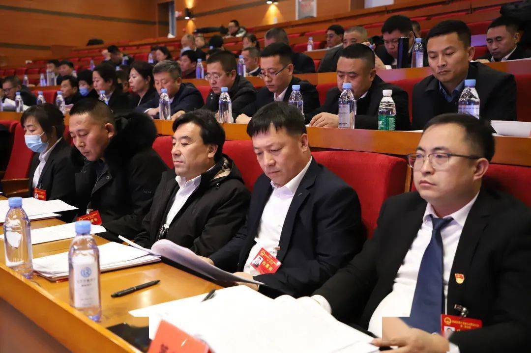 副县长,代县长赵永硕代表县政府向大会作工作报告.